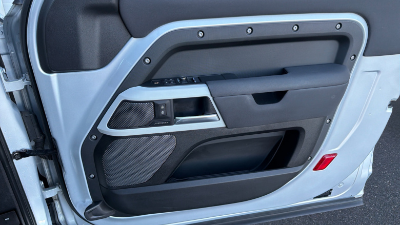 Land Rover Defender 2.0 P300 SE 90 3dr Auto Petrol Estate